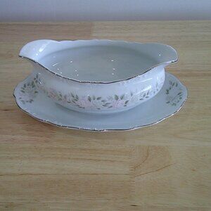 Sheffield Classic 501 Gravy Boat with an attached underplate